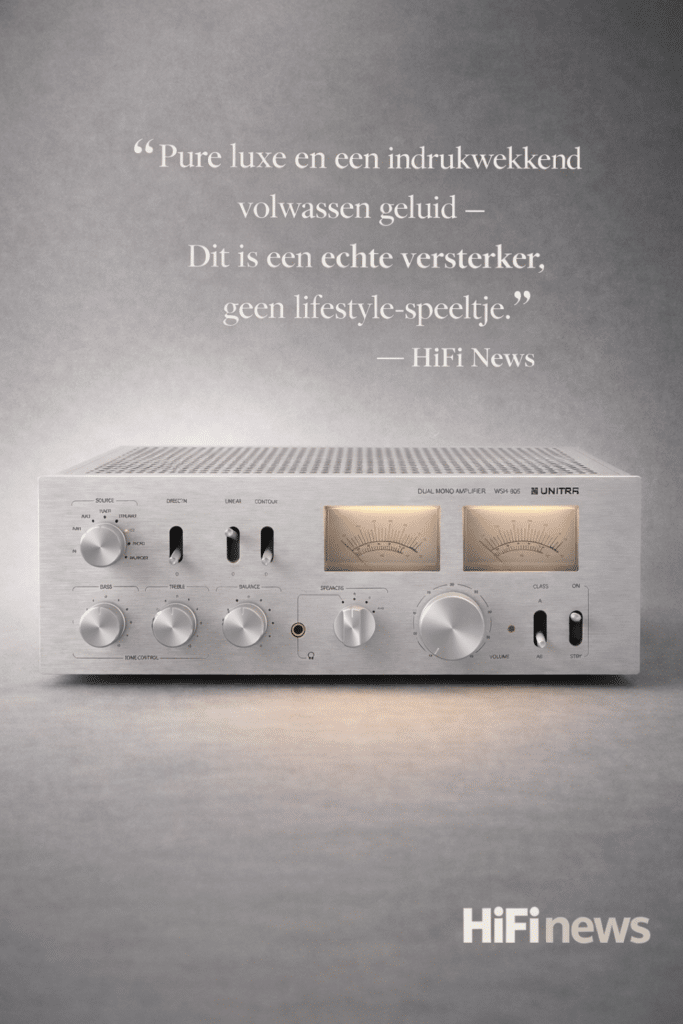 Unitra WSH-805 geïntegreerde versterker in zilveren retrodesign met verlichte VU-meters en analoge knoppen, centraal geplaatst tegen een grijze achtergrond met quote van HiFi News over de krachtige en volwassen geluidskwaliteit.