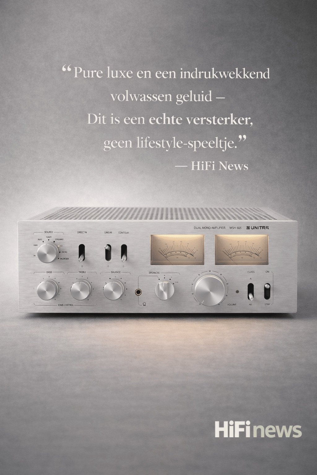 Unitra WSH-805 geïntegreerde versterker in zilveren retrodesign met verlichte VU-meters en analoge knoppen, centraal geplaatst tegen een grijze achtergrond met quote van HiFi News over de krachtige en volwassen geluidskwaliteit.
